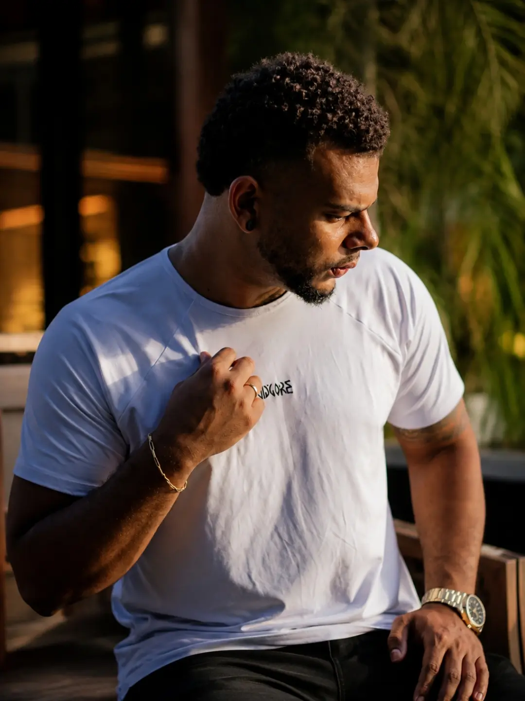 Modelo usando camiseta branca Viggore em um ambiente ao ar livre